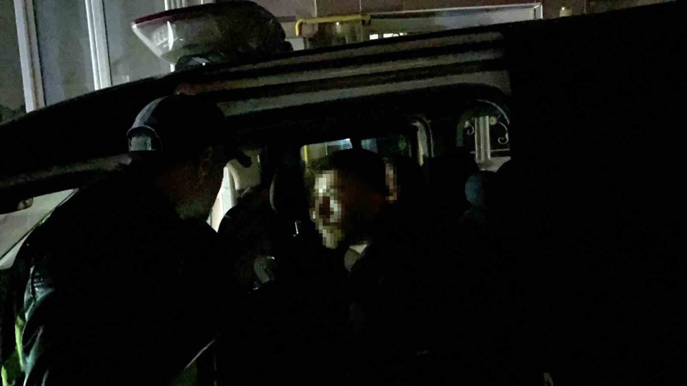 Kaçan gencin babası aracını polislerin önüne kırıp engellemeye çalıştı