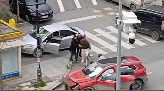 Kaza yapan sürücü diğer aracın camına tekme attı, kapıyı açıp sürücüye saldırmaya çalıştı