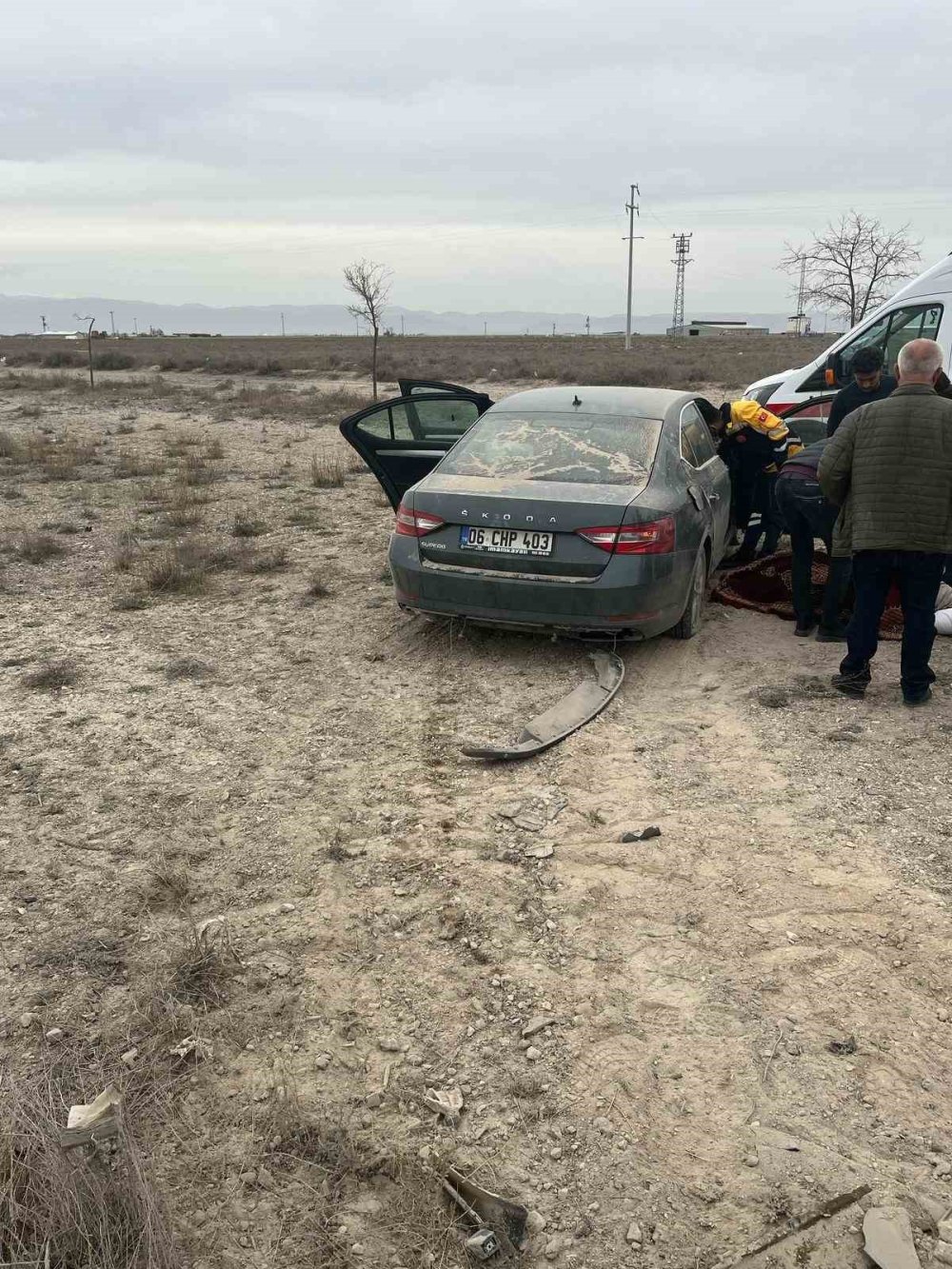 Konya’da yoldan çıkan otomobil boş araziye inerek durabildi: 3’ü çocuk 5 yaralı