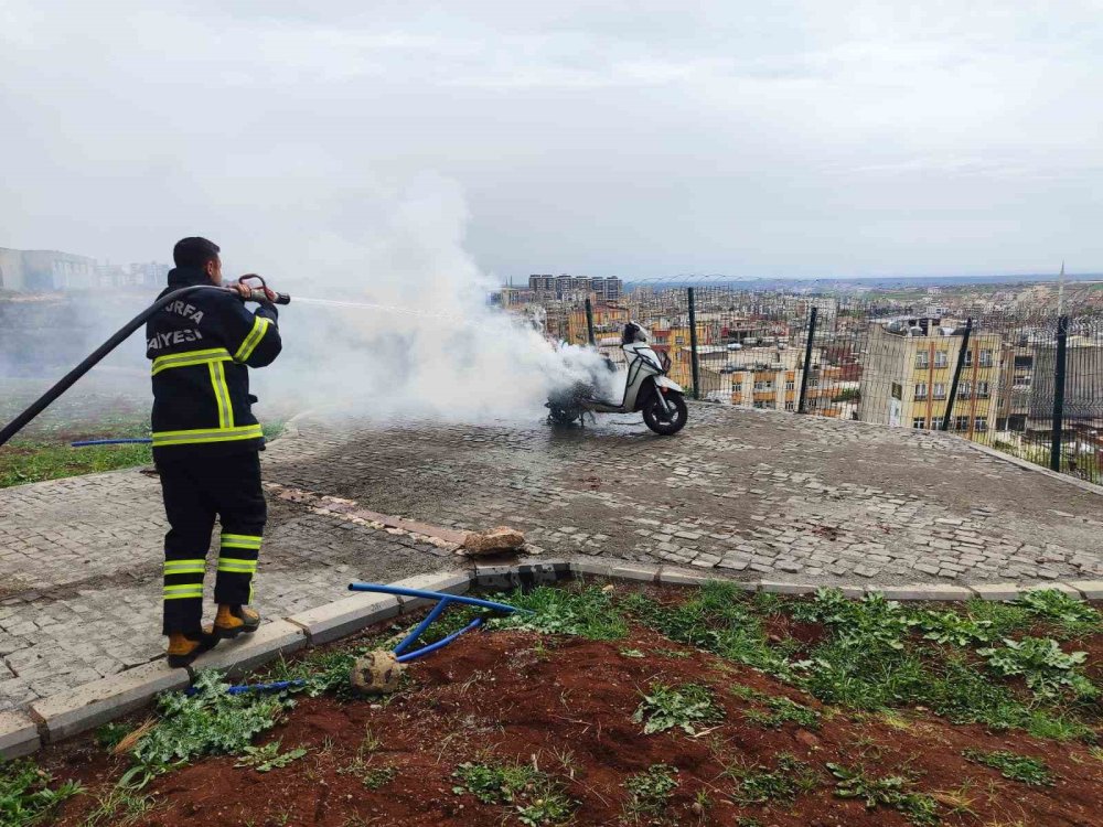 Park halindeki motosiklet alev alev yandı