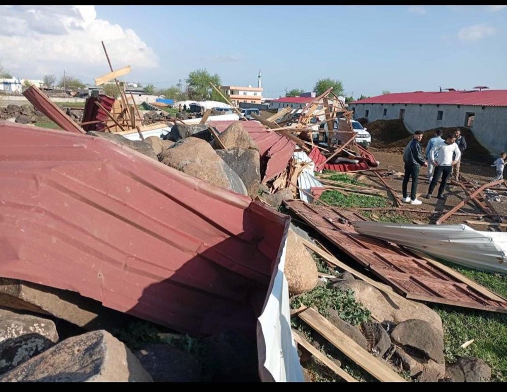 Mardin'i hortum vurdu: Çatılar uçtu, direkler devrildi