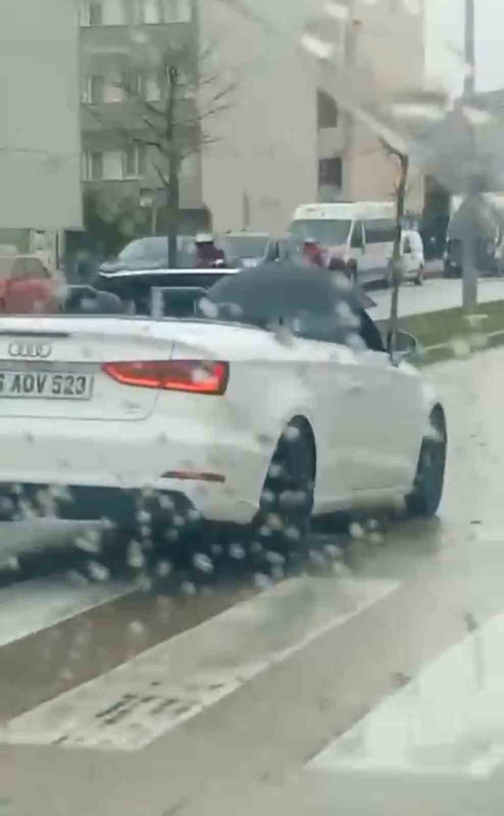 Milyonluk arabada şemsiye açtı