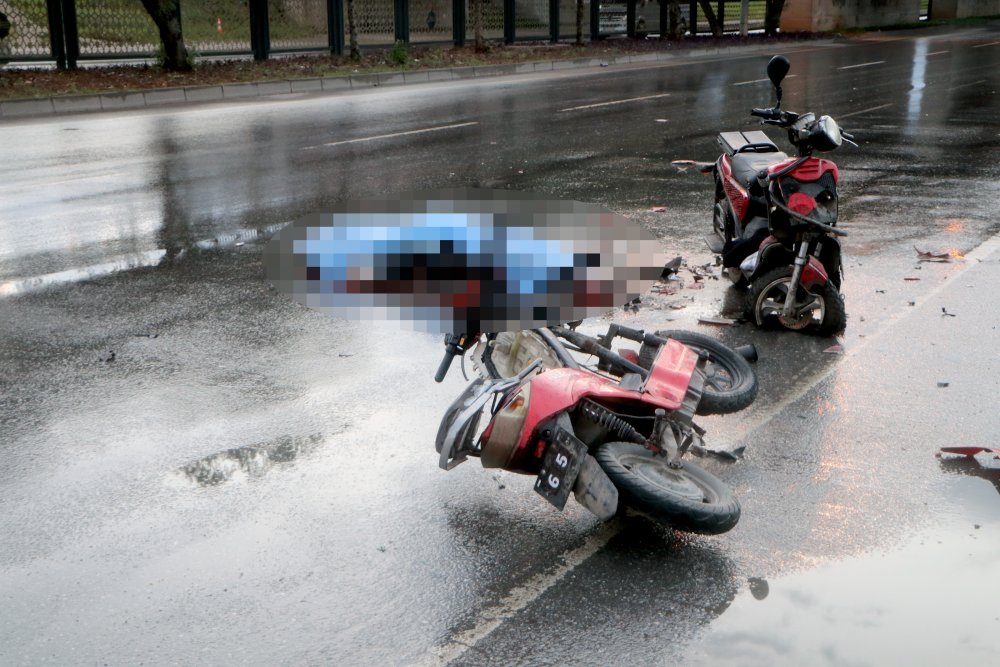 Otomobil ile 2 elektrikli bisiklet çarpıştı: 1 ölü, 1 ağır yaralı