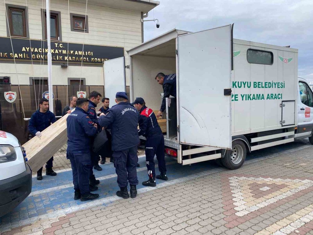 Ayvacık’ta kaçak göçmenleri taşıyan bot battı...5 kişi hayatını kaybetti