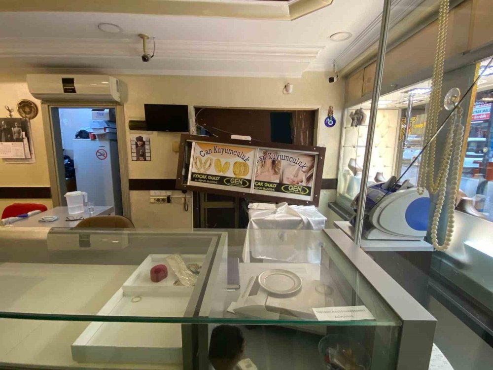 Çaldığı otomobille kuyumcu soydu, geri yerine bıraktı
