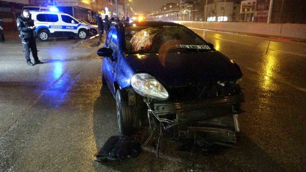 Polise kamyonet çarptı