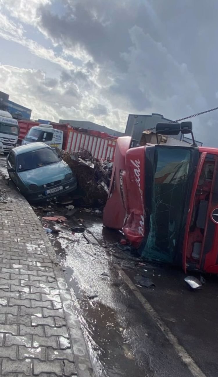 TIR, park halindeki araçların üstüne devrildi