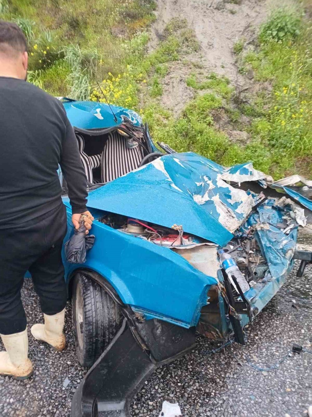 Tofaş otomobil kağıt gibi ezildi