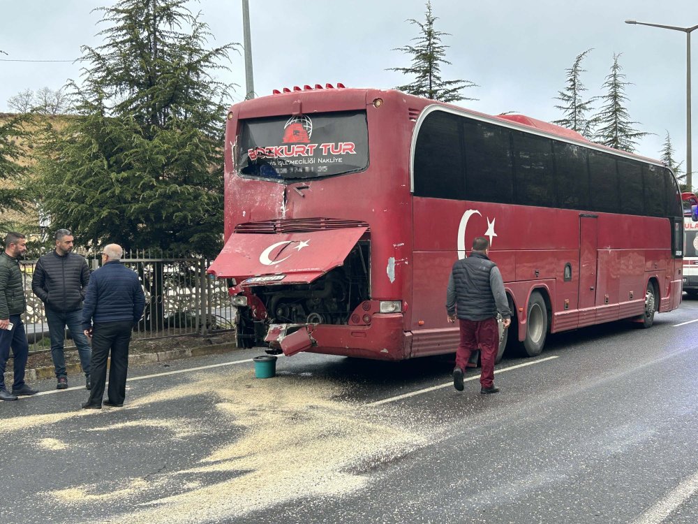 İşçi taşıyan midibüs, servis otobüsüne çarptı; 20 yaralı