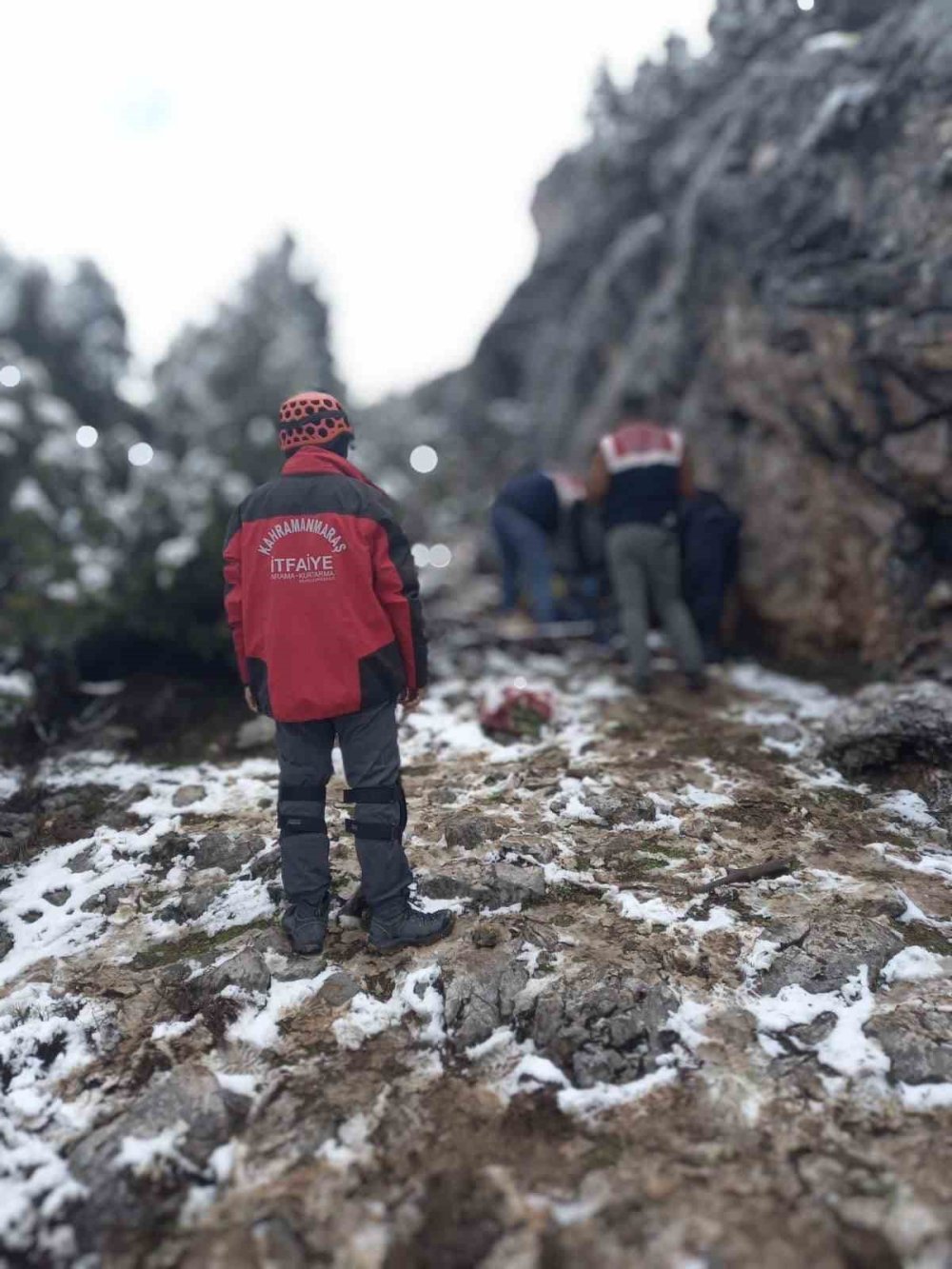Kayalıklardan düşen bir kişi hayatını kaybetti