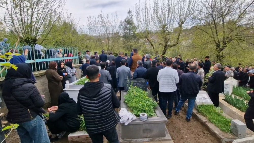 Kazada ölen baba ve 3 kızı, yan yana toprağa verildi