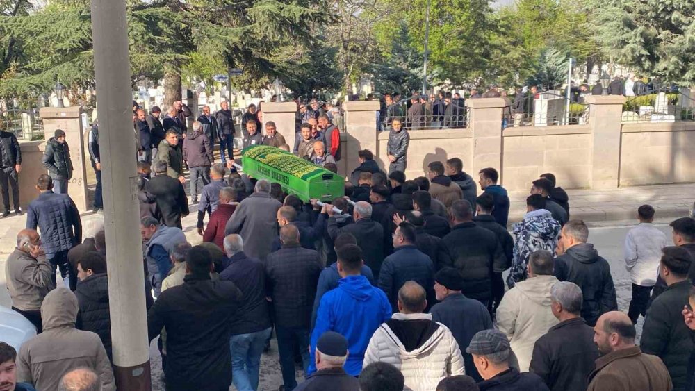 Konya'da market yangınında hayatını kaybeden 5 yaşındaki çocuğa acı veda