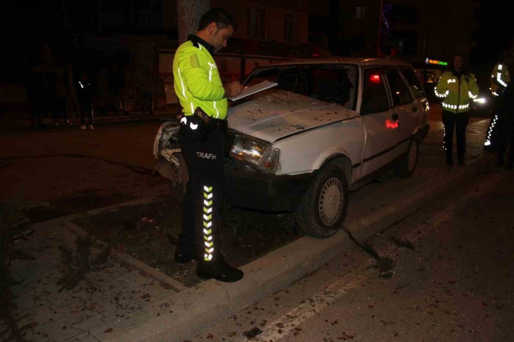 Konya'da seyir halindeki otomobil ağaca çarptı: 6 yaralı