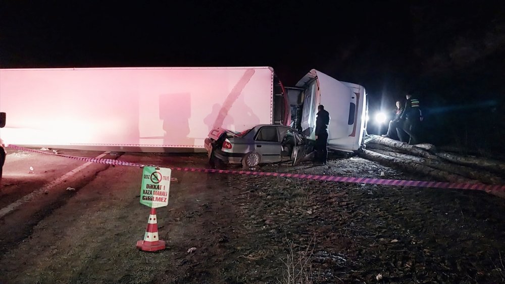 TIR'ın üzerine devrildiği otomobildeki baba yaralandı, oğlu öldü