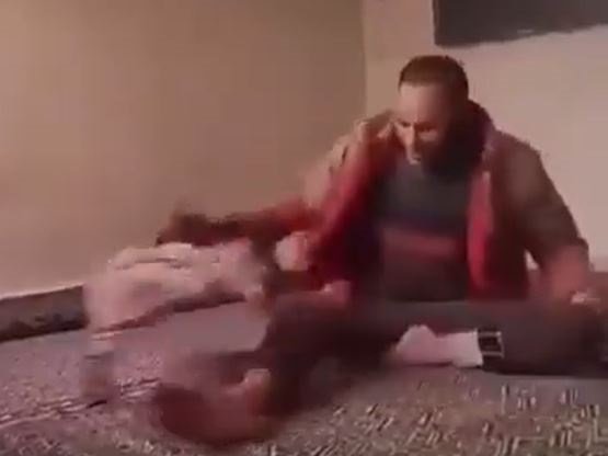 2 yaşındaki kızına şiddet uyguladı