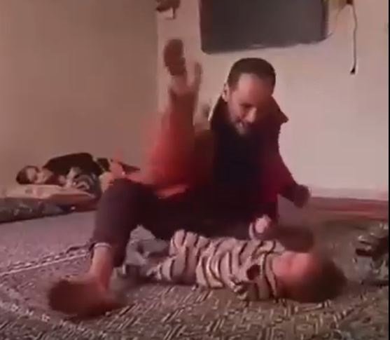 2 yaşındaki kızına şiddet uyguladı