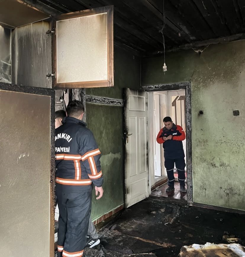 Ev alevlere teslim oldu