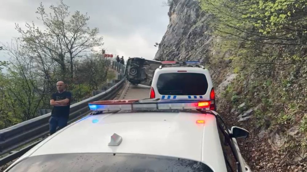 Hafif ticari araç devrildi: 3 yaralı