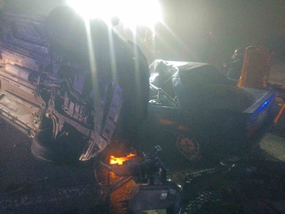 İki otomobil çarpıştı! 5 kişi hayatını kaybetti