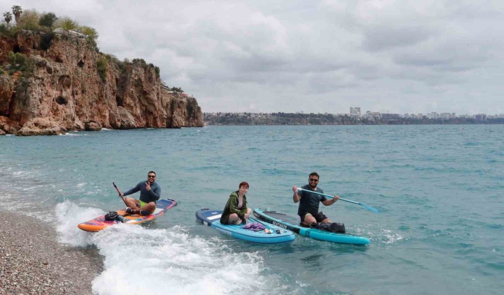 Konyaaltı Sahili’ne akın ettiler