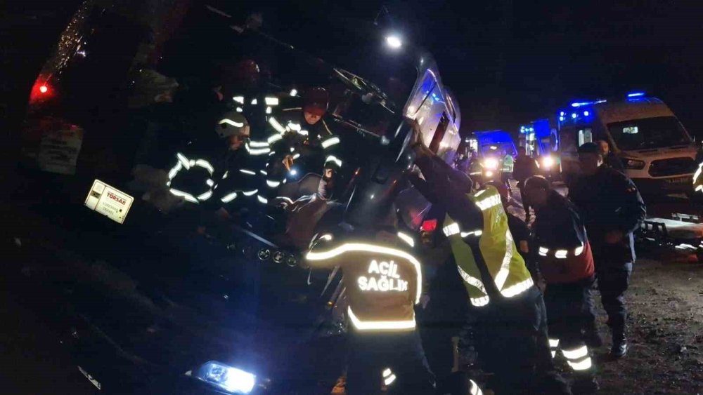 Otobüs yan yattı: 23 yaralı