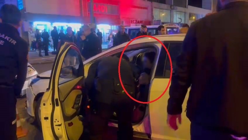 Otomobiliyle, evli sevgilisinin aracına çarptı