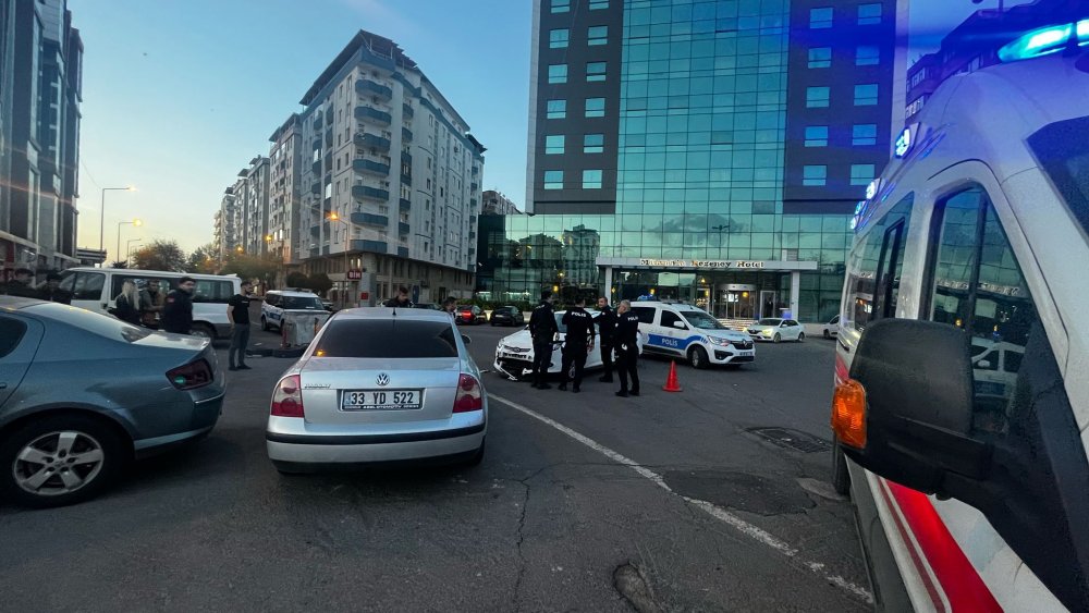 Otomobiliyle, evli sevgilisinin aracına çarptı