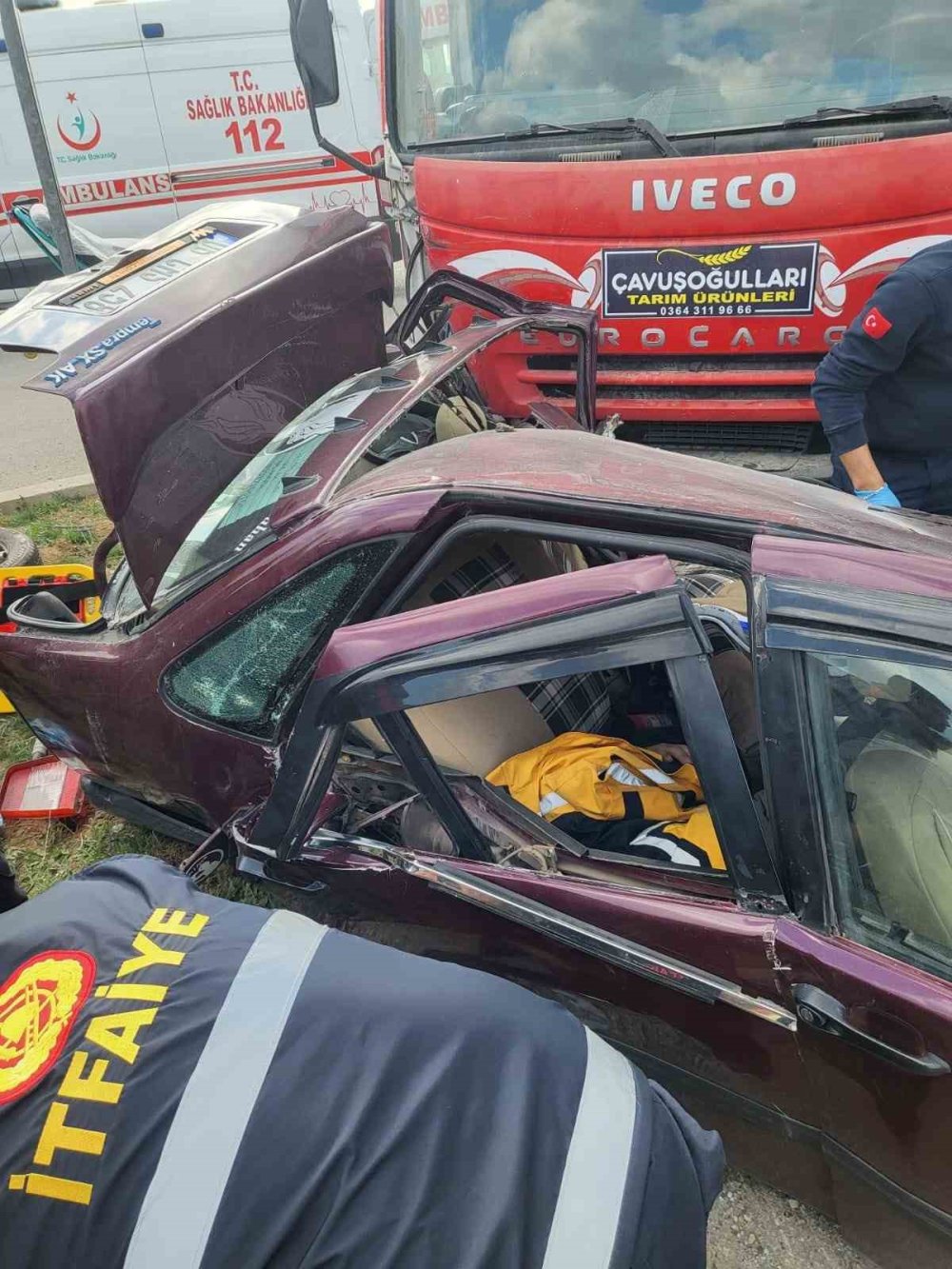 Kamyonla çarpışan otomobil hurdaya döndü: 1’i ağır 3 yaralı