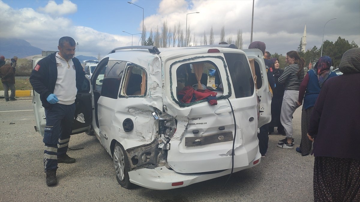 konyada-hafif-ticari-arac-ile-tirin-carpismasi-sonucu-4-kisi-yaralandi-1.jpg