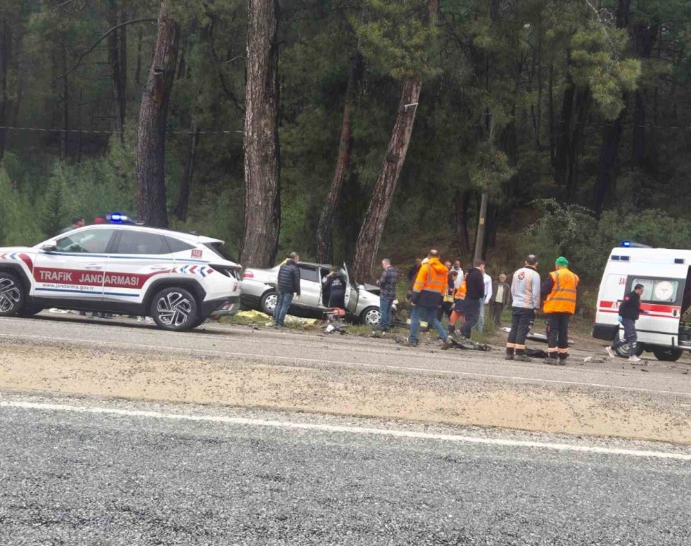 İki aracın karıştığı kazada 1 kişi öldü, 2 kişi yaralandı