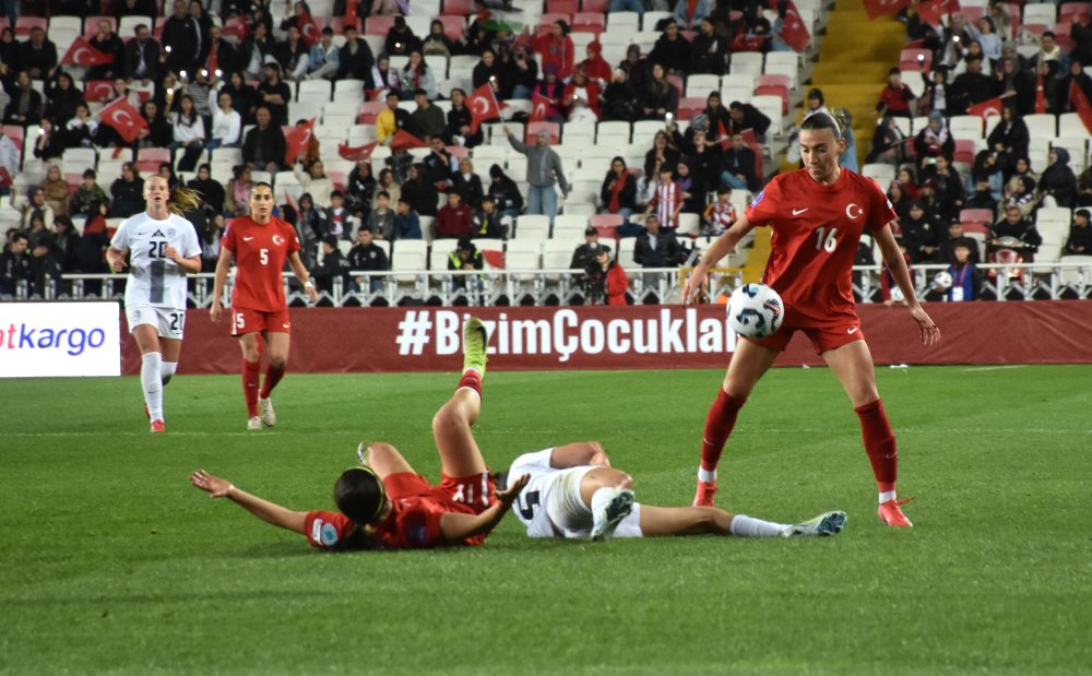 Kadın A Milli Futbol Takımı, Slovenya'ya 1-0 yenildi