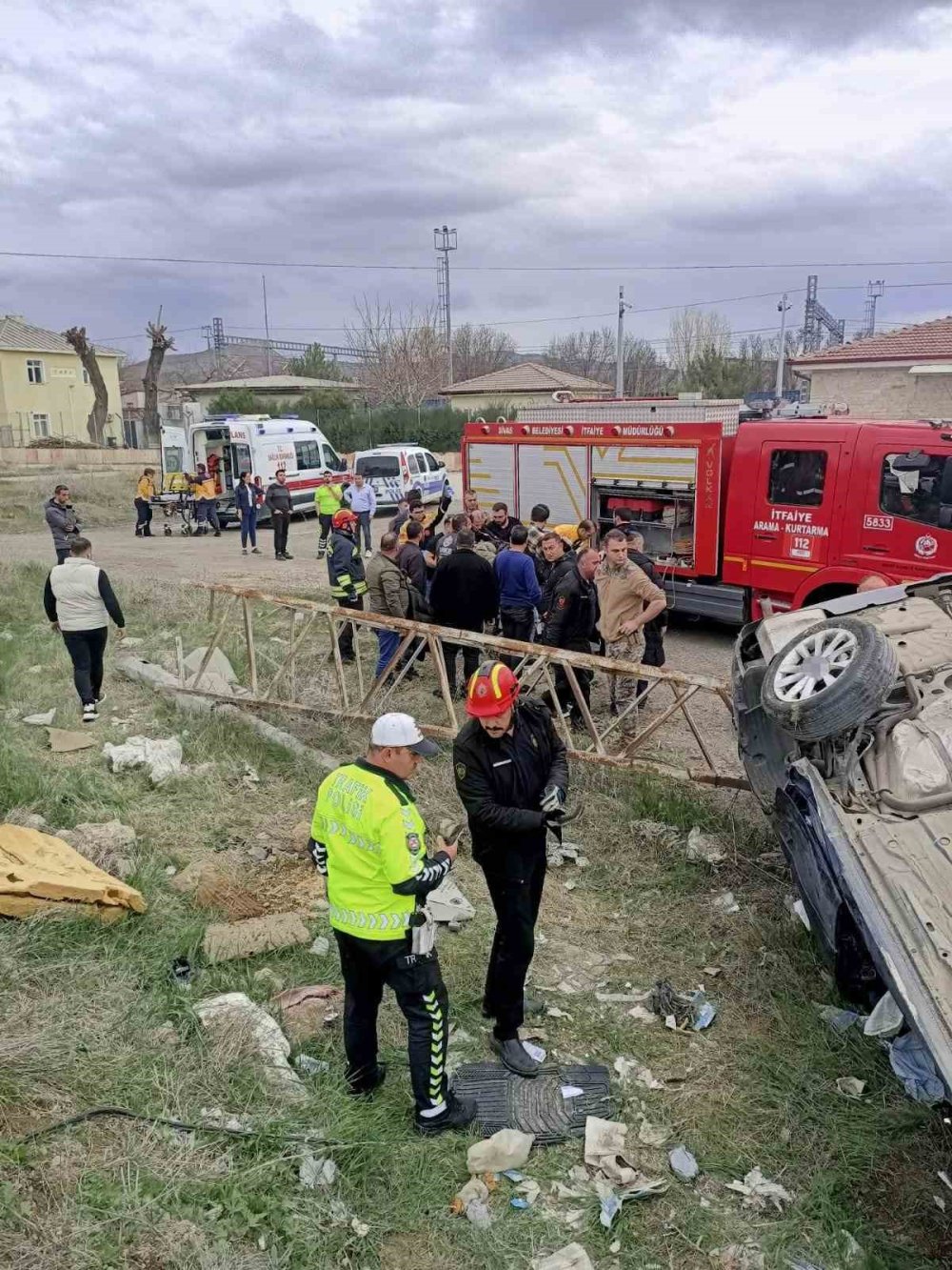 Kontrolden çıkan otomobil cami bahçesine uçtu: 5 kişi yaralandı