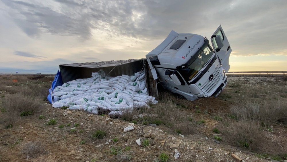 Konya’da sabah saatlerinde kaza! Gübre yüklü tır devrildi