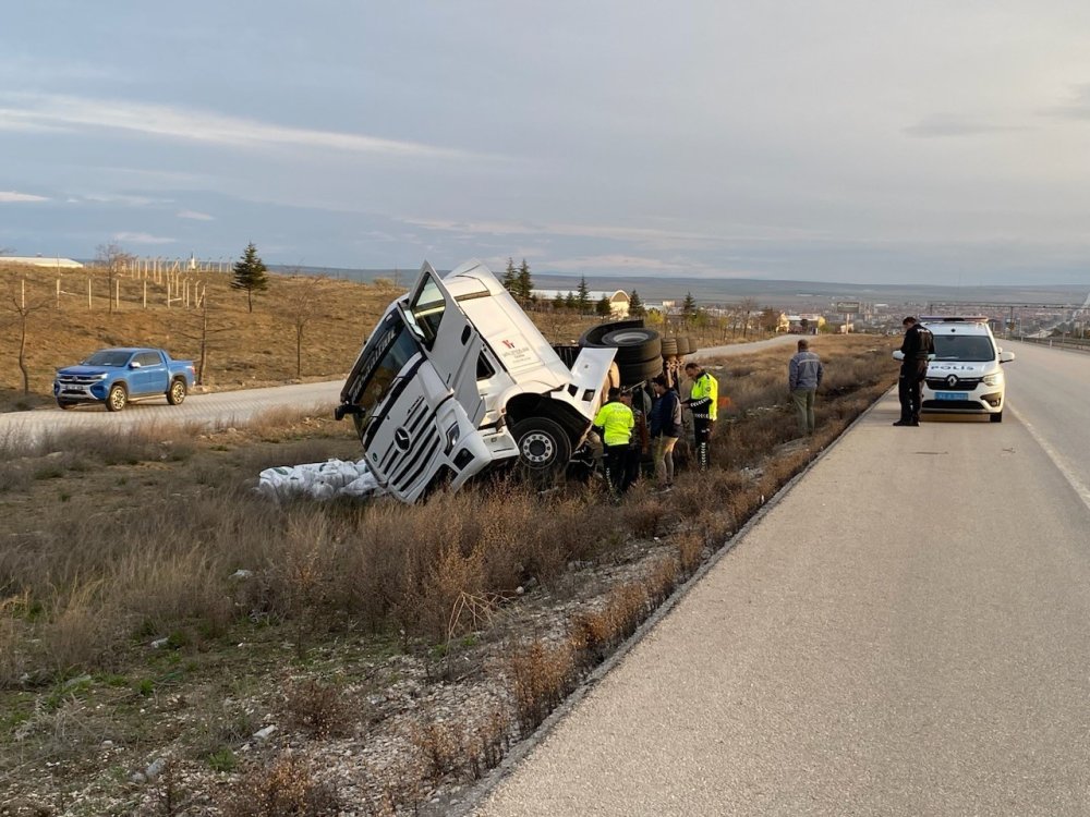 Konya’da sabah saatlerinde kaza! Gübre yüklü tır devrildi