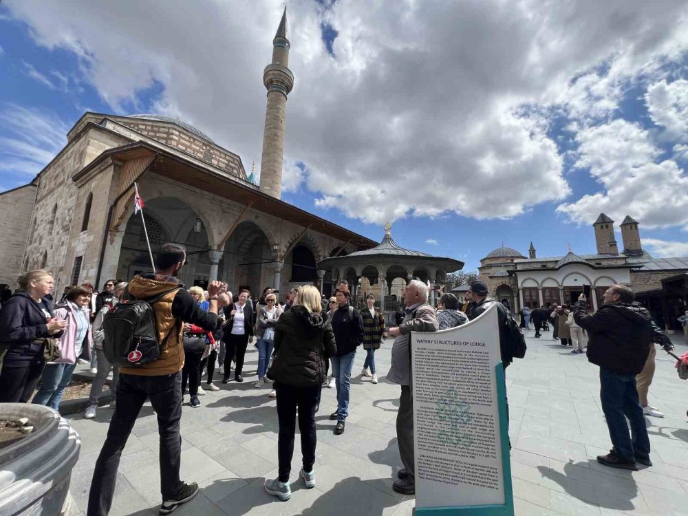 Mevlana Müzesine bayram tatilinde ziyaretçi aktı