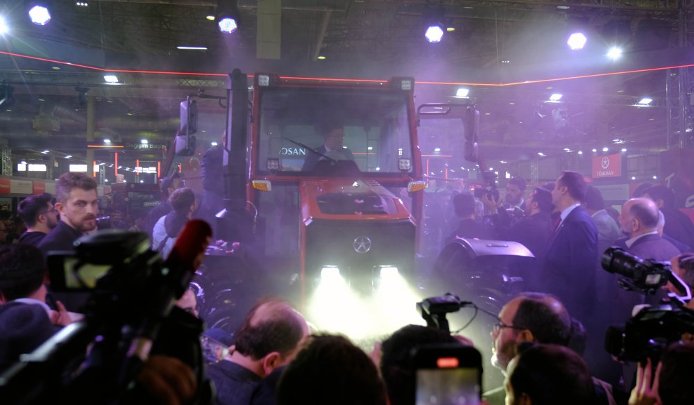 Konya'da çiftçilerin merakla beklediği traktör sahneye çıktı! Üretime geçeceği tarih belli oldu