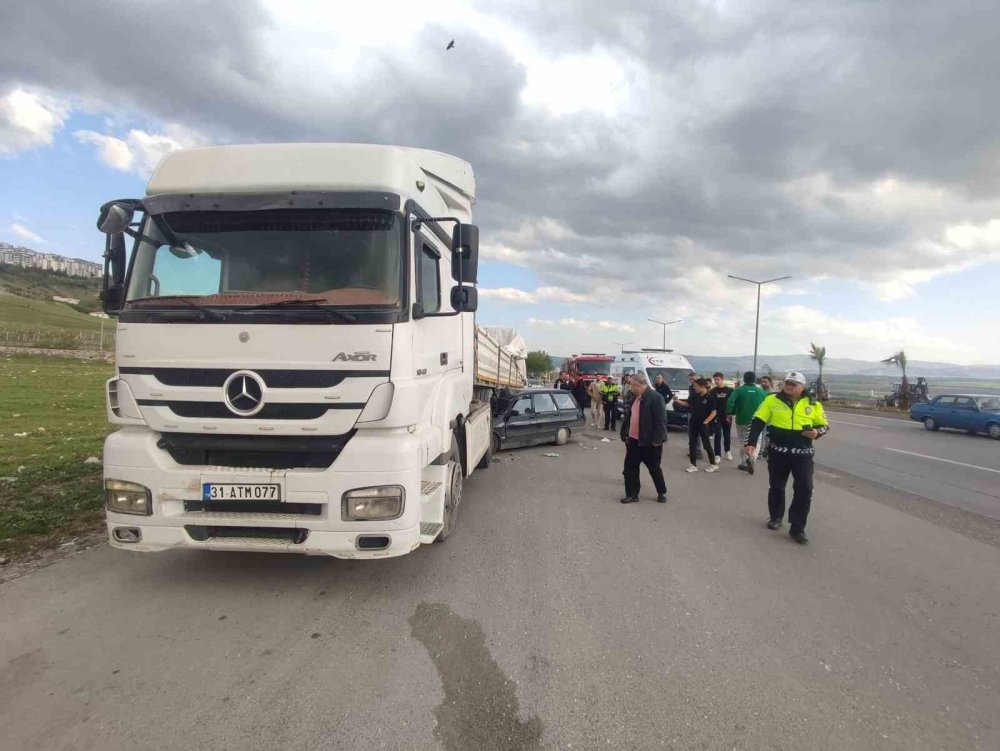 Otomobil tırın altına girdi: 2 yaralı