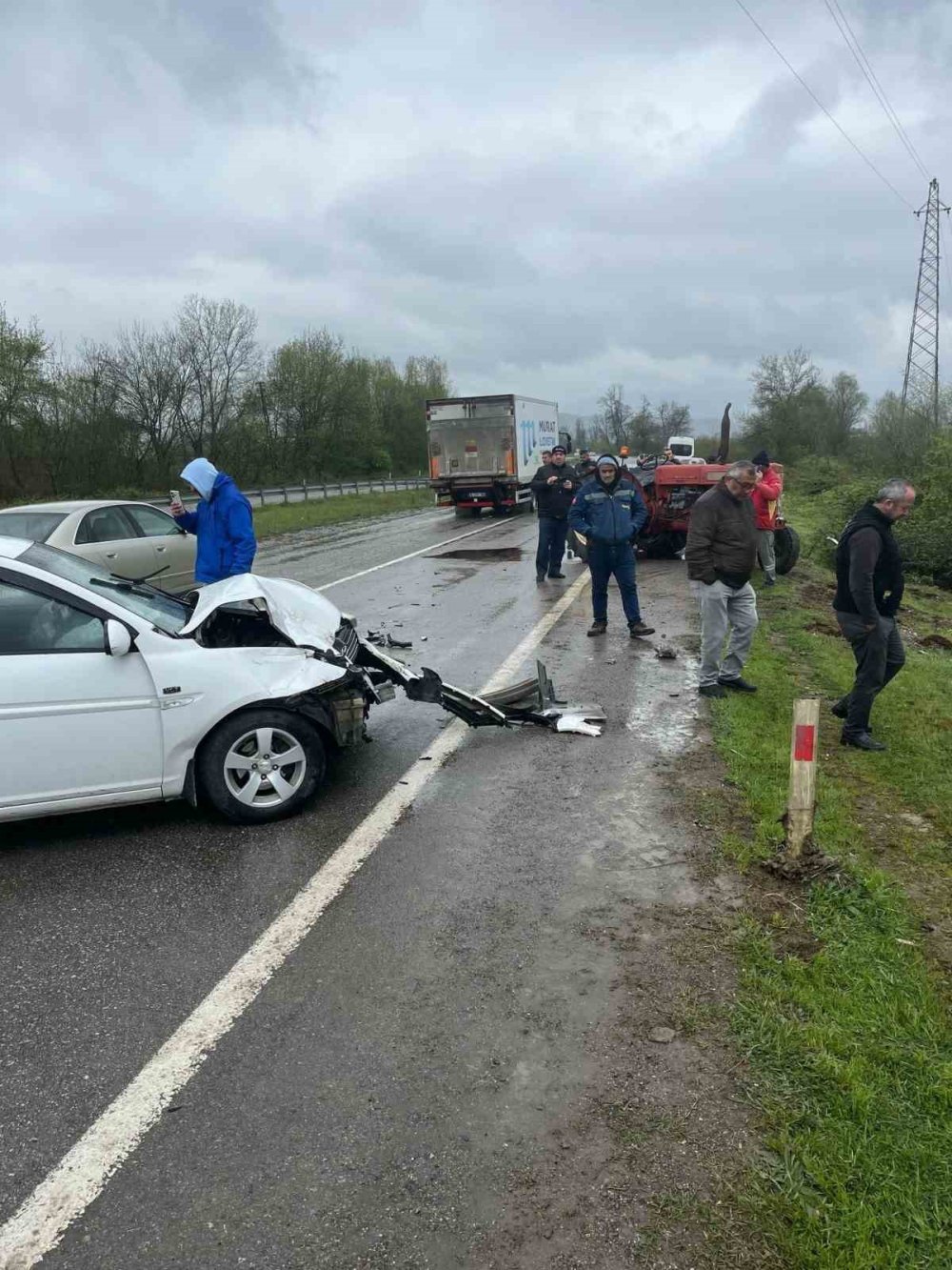 Seyir halinde giden otomobil, traktöre çarptı: 2 yaralı