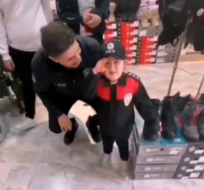 Annesini kaybeden 5 yaşındaki Deniz Konya polisinden sürpriz
