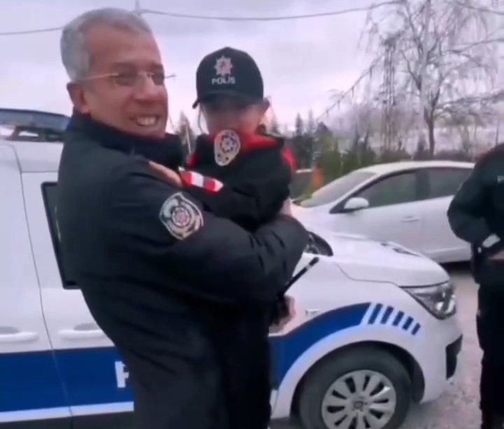 Annesini kaybeden 5 yaşındaki Deniz Konya polisinden sürpriz