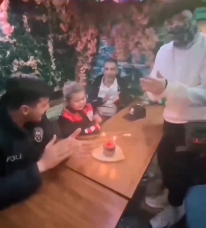 Annesini kaybeden 5 yaşındaki Deniz Konya polisinden sürpriz