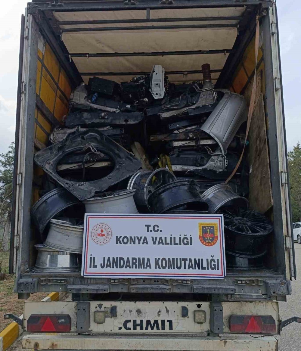 Konya'da araç takip sistemi kapatılan tırda gümrük kaçağı malzeme ele geçirildi