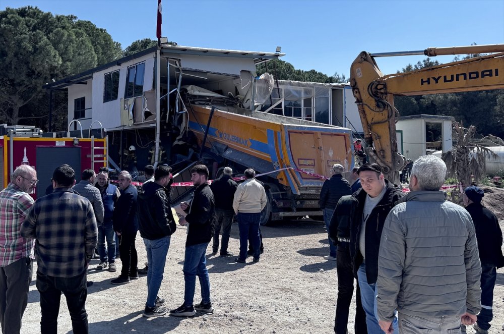 Prefabrik binaya çarpan kamyonun sürücüsü öldü