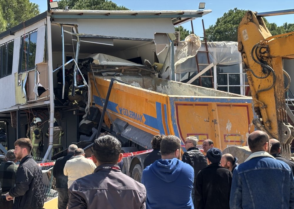 Prefabrik binaya çarpan kamyonun sürücüsü öldü