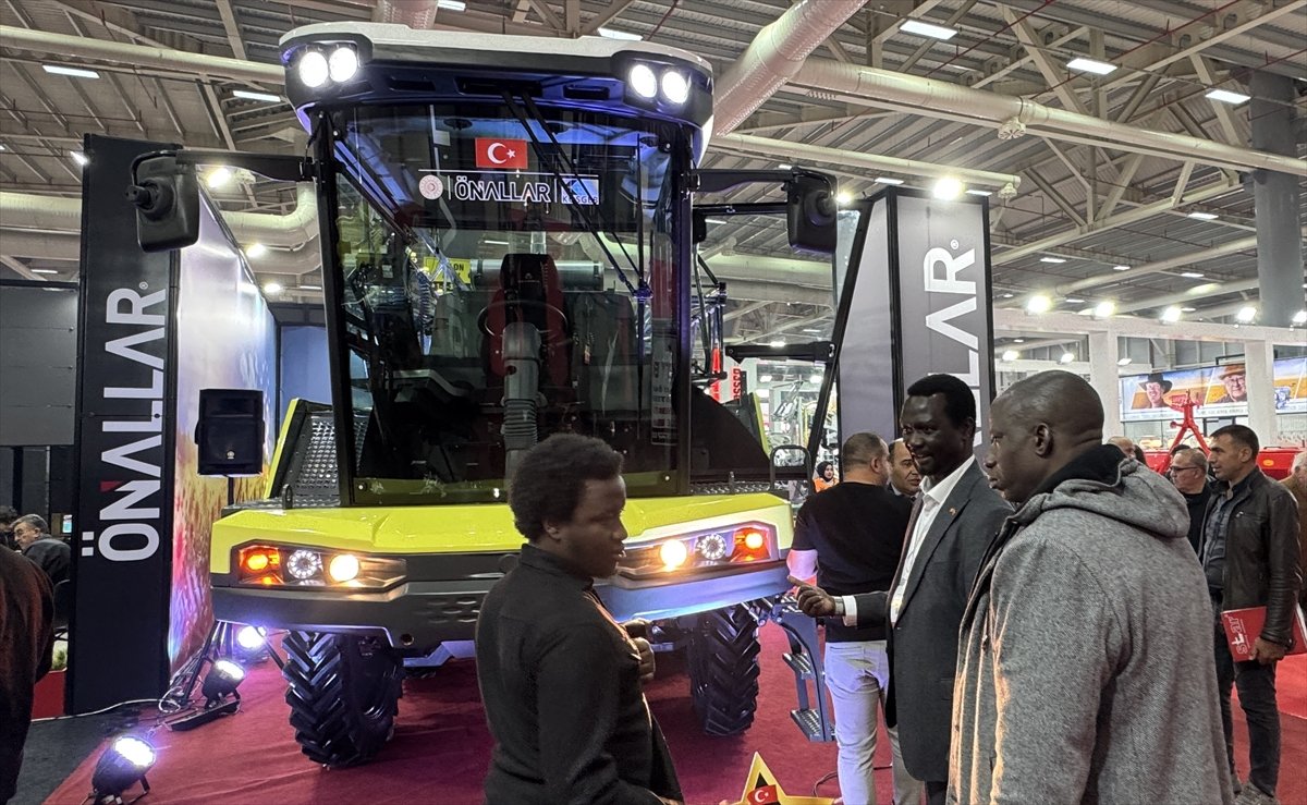 turk-muhendislerce-uretilen-kendi-yurur-ilaclama-makinesi-tarim-fuarinin-gozdesi-oldu-2.jpg