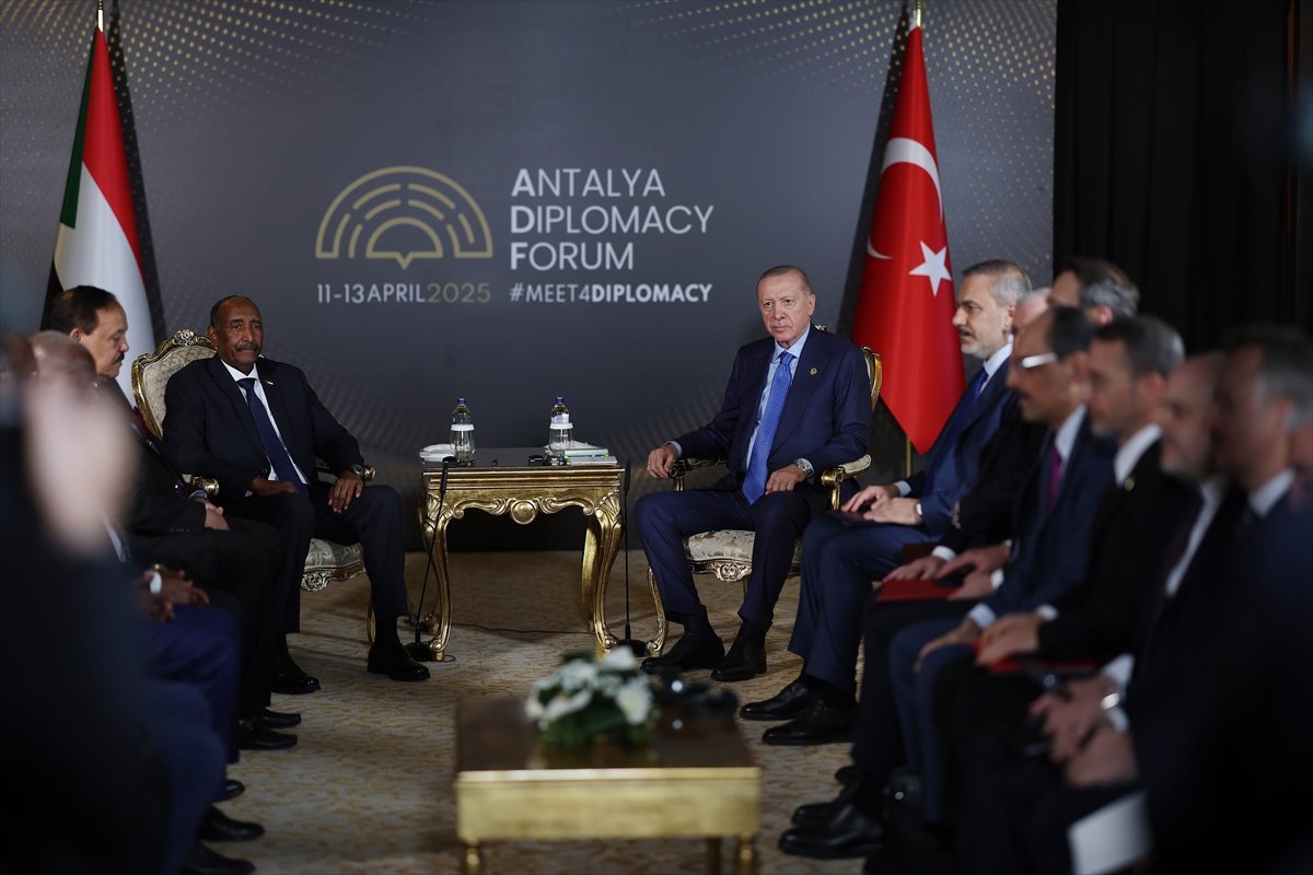 cumhurbaskani-erdogan-sudan-egemenlik-konseyi-baskani-abdulfettah-el-burhan-ile-gorustu.jpg