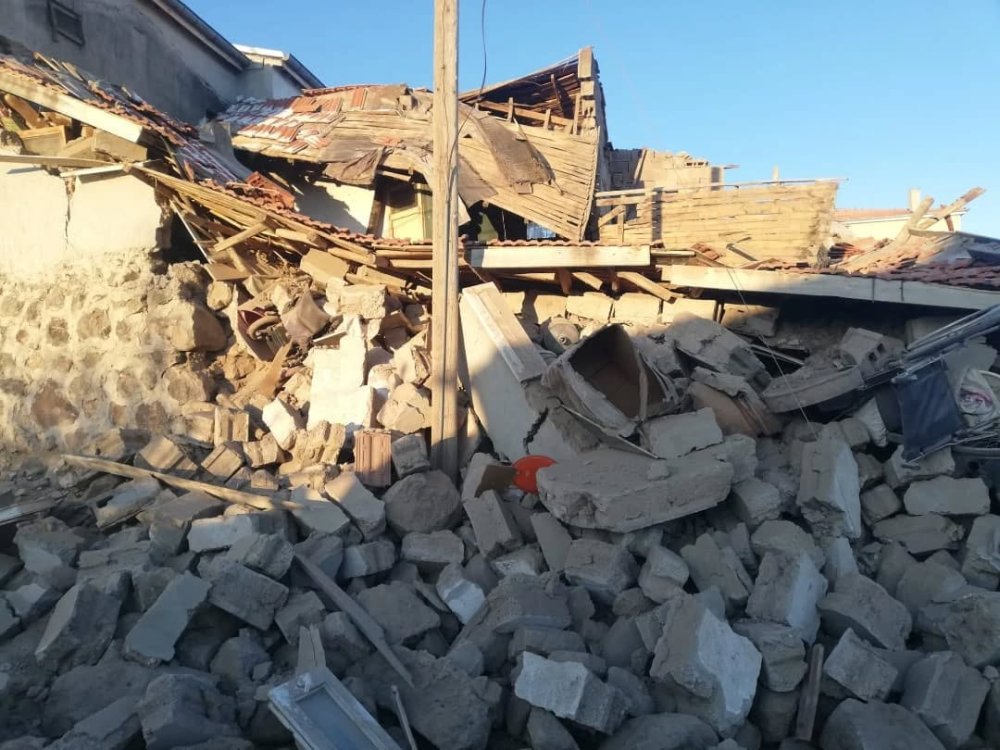 Ev ve altındaki ahır çöktü; 37 hayvan telef oldu