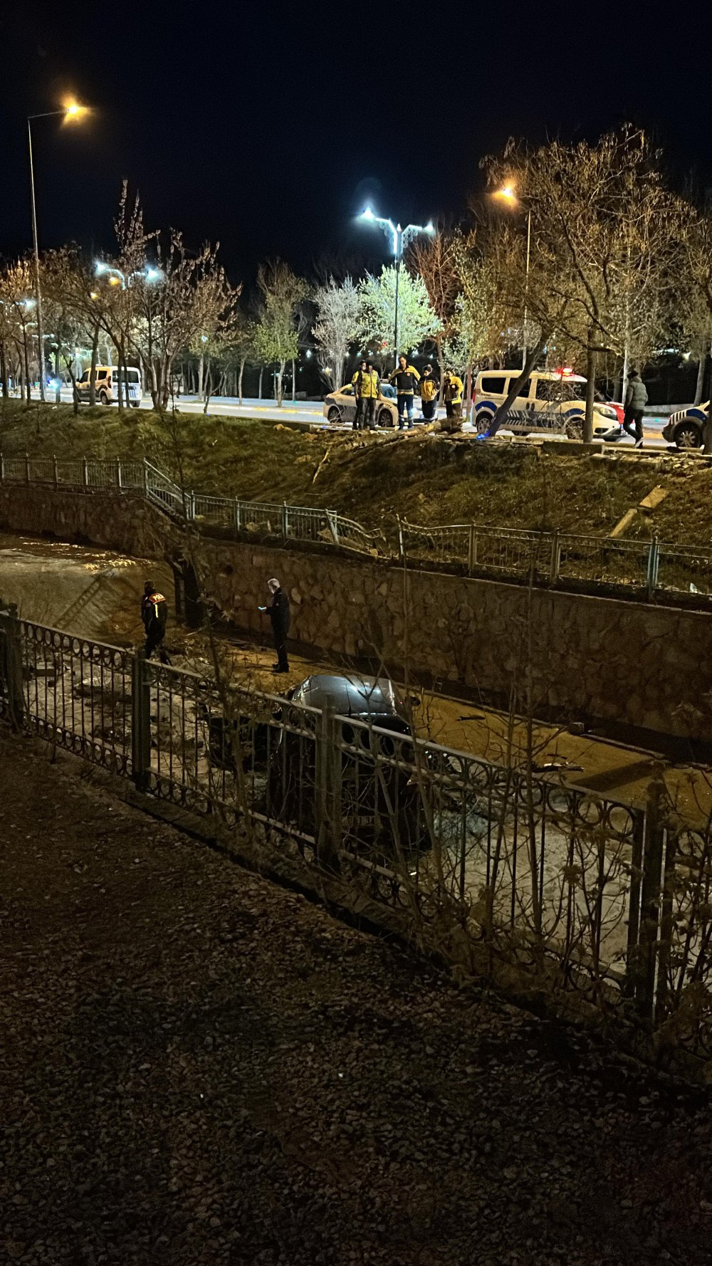 Komiser, otomobilinin dereye uçtuğu kazada hayatını kaybetti