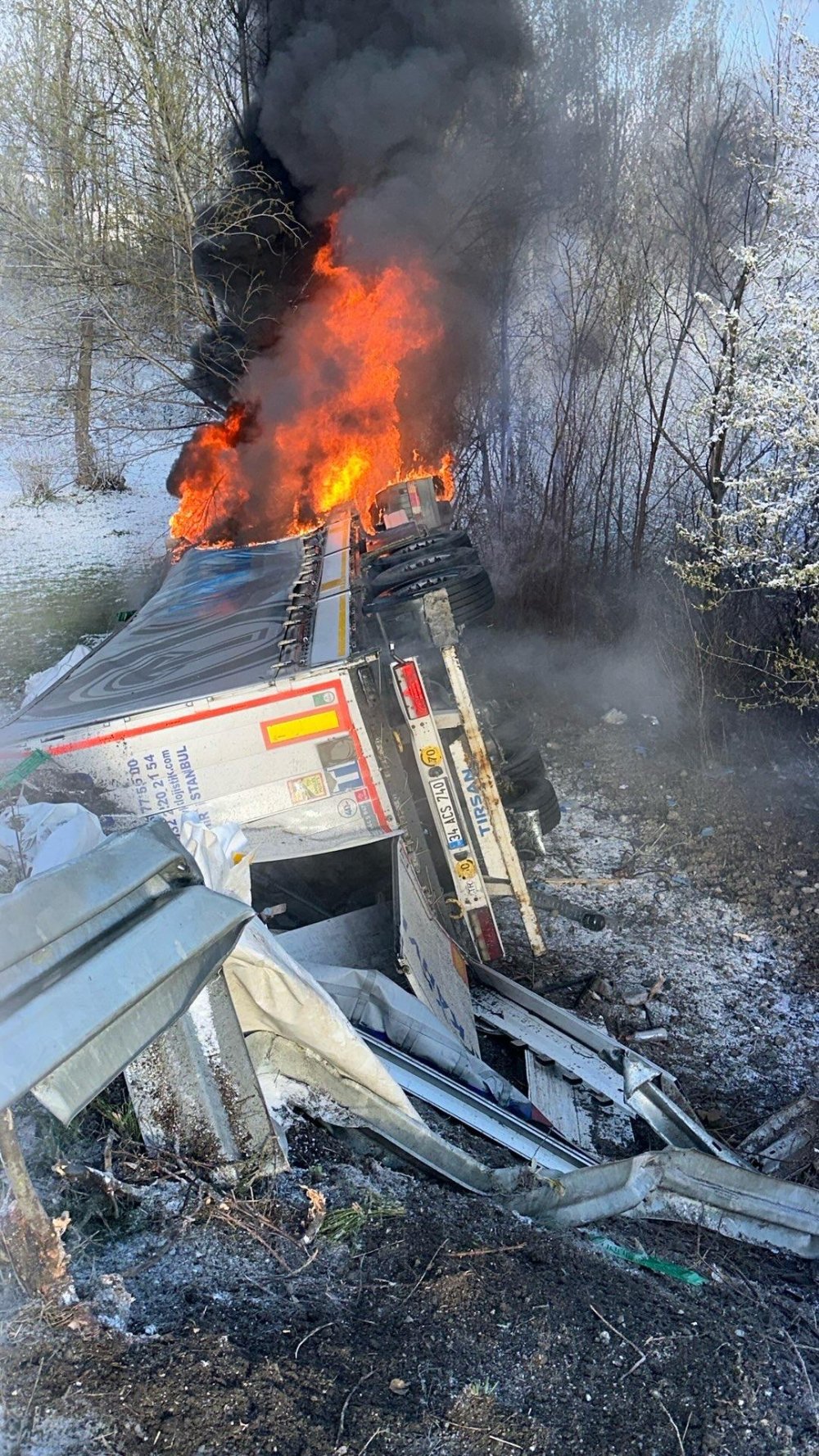 Sabah saatlerinde kaza... Devrilip alev alan TIR'ın şoförü öldü