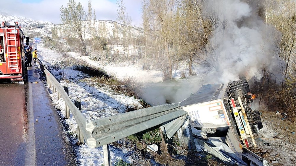 Sabah saatlerinde kaza... Devrilip alev alan TIR'ın şoförü öldü